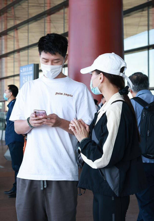 【bsports必一网页版】
何超莲窦骁示范运动穿搭 秋季穿得清爽有活力 时尚感一点不差(图4)