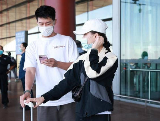 【bsports必一网页版】
何超莲窦骁示范运动穿搭 秋季穿得清爽有活力 时尚感一点不差(图7)