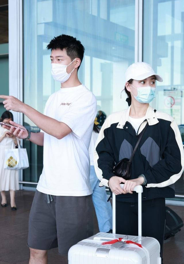 【bsports必一网页版】
何超莲窦骁示范运动穿搭 秋季穿得清爽有活力 时尚感一点不差(图6)