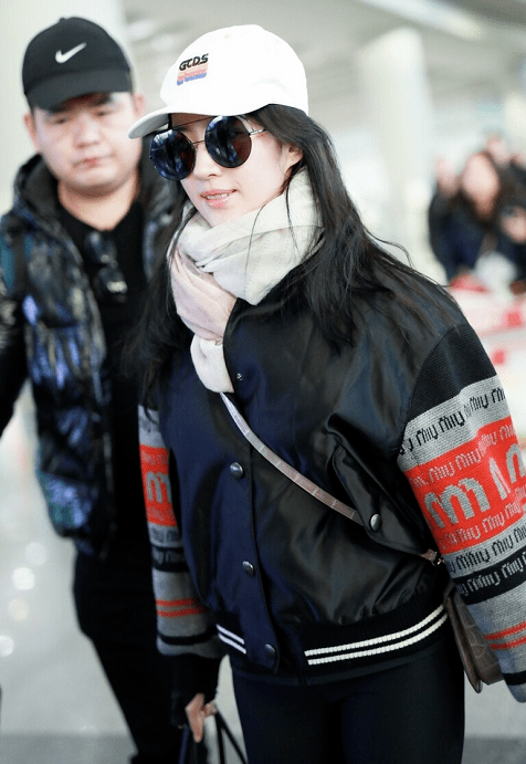 bsports必一网页版|
刘亦菲穿衣真随便 棒球服配瑜伽裤低调随性 气质全靠颜值撑(图4)