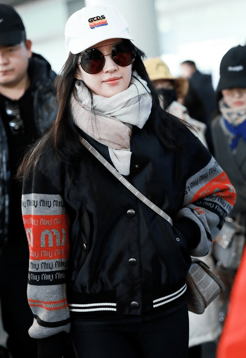 bsports必一网页版|
刘亦菲穿衣真随便 棒球服配瑜伽裤低调随性 气质全靠颜值撑(图6)