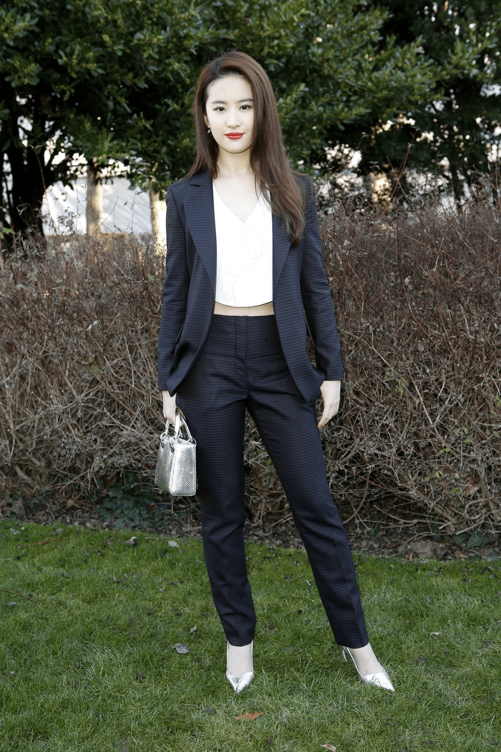 bsports必一网页版|
刘亦菲穿衣真随便 棒球服配瑜伽裤低调随性 气质全靠颜值撑(图9)