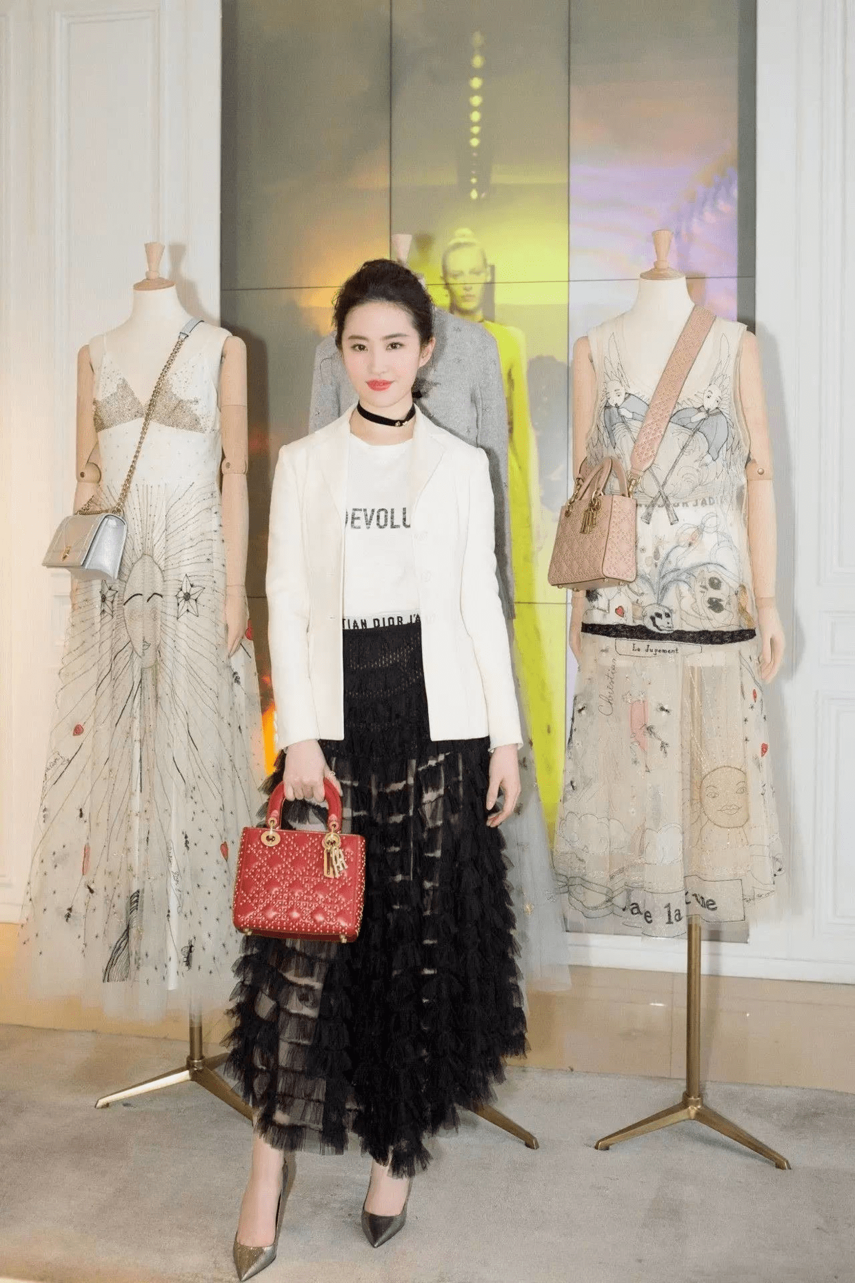 bsports必一网页版|
刘亦菲穿衣真随便 棒球服配瑜伽裤低调随性 气质全靠颜值撑(图10)